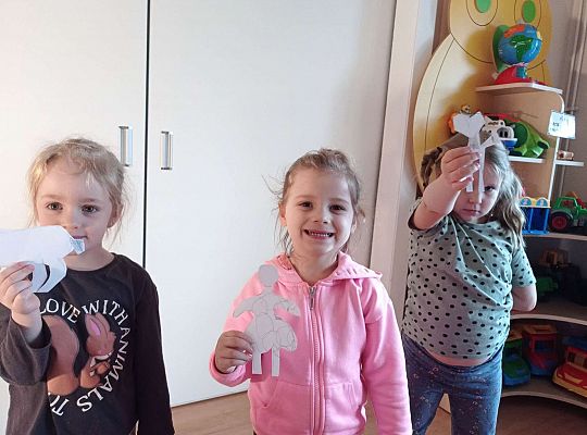 Dzieci pokazują swoje postacie do teatru cieni