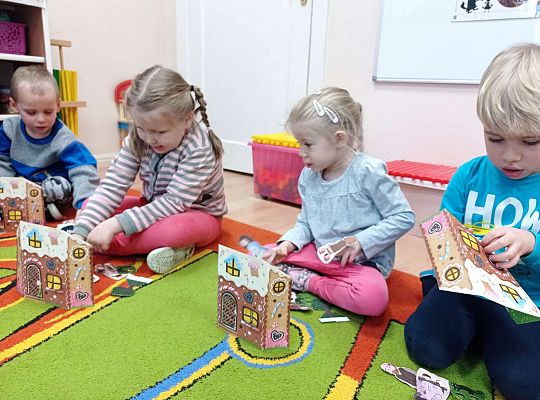 Dzieci przedstawiają  za pomocą teatrzyku "Jasia i Małgosię"