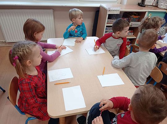 Dzieci wykonują postacie do teatru cieni