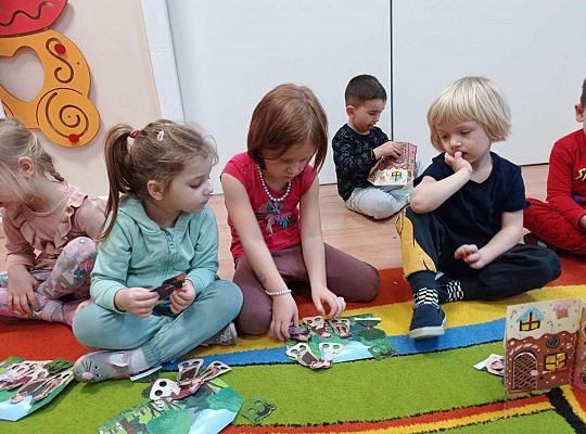 Dzieci przedstawiają  za pomocą teatrzyku "Jasia i Małgosię"