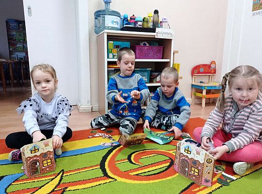 Dzieci przedstawiają  za pomocą teatrzyku "Jasia i Małgosię"