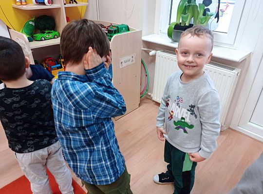 Dzieci bawią się w zabawę "marionetka"