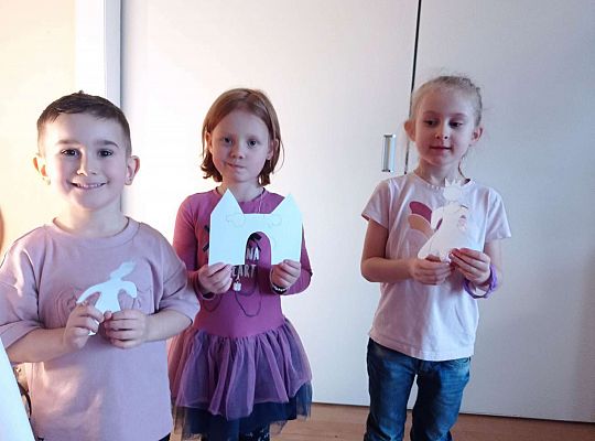 Dzieci pokazują swoje postacie do teatru cieni