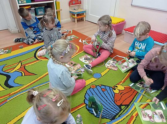 Dzieci wypychają teatrzyk paluszkowy