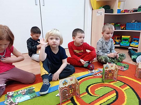 Dzieci przedstawiają  za pomocą teatrzyku "Jasia i Małgosię"