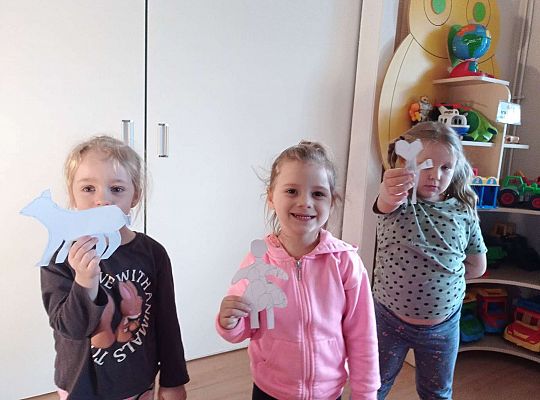 Dzieci pokazują swoje postacie do teatru cieni