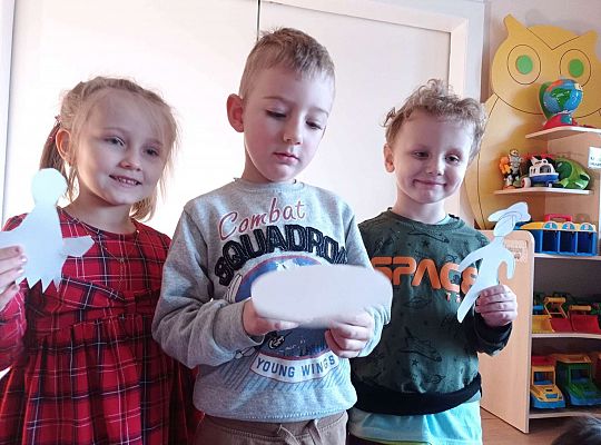 Dzieci pokazują swoje postacie do teatru cieni