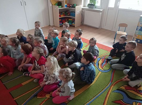 Dzieci oglądają film edukacyjny o teatrze