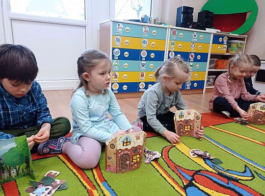 Dzieci przedstawiają  za pomocą teatrzyku "Jasia i Małgosię"