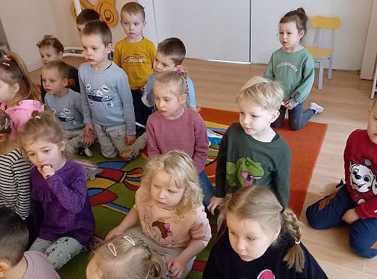 Dzieci oglądają teatrzyk