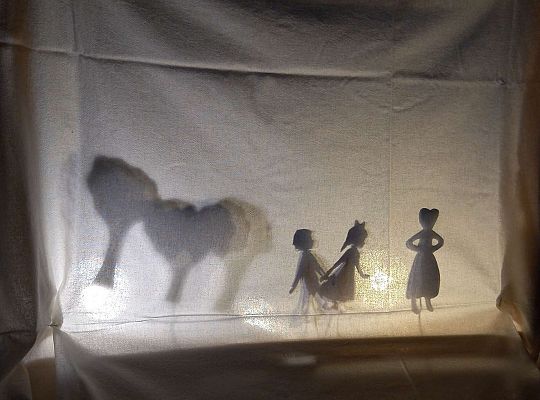 Dzieci wykonują postacie do teatru cieni