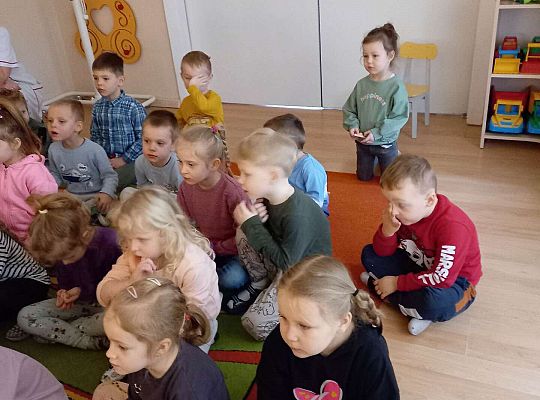 Dzieci oglądają teatrzyk