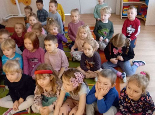 Dzieci oglądają teatrzyk