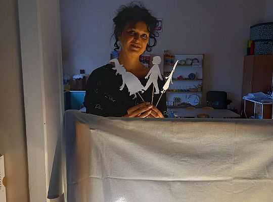 Pani opowiada o teatrze cieni