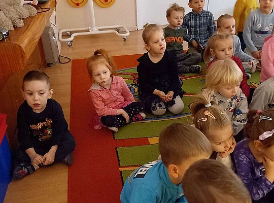 Dzieci oglądają teatrzyk