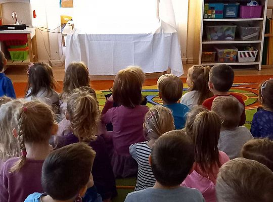 Dzieci oglądają teatrzyk