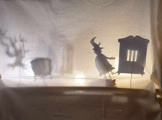 Dzieci wykonują postacie do teatru cieni