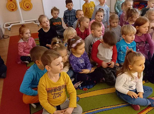 Dzieci oglądają teatrzyk