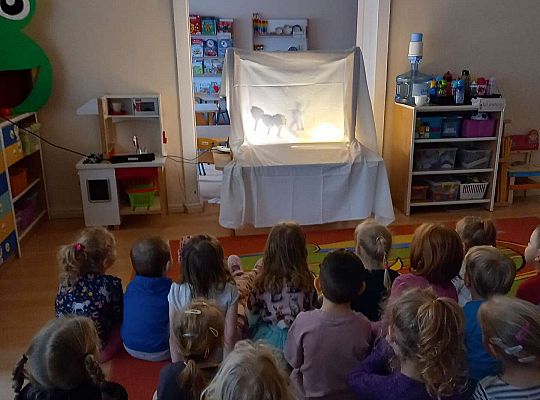 Dzieci oglądają teatrzyk