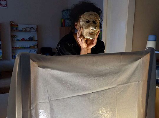 Pani opowiada o teatrze cieni