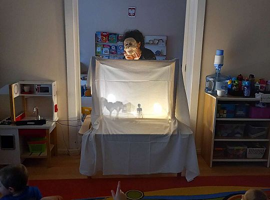 Dzieci oglądają teatrzyk