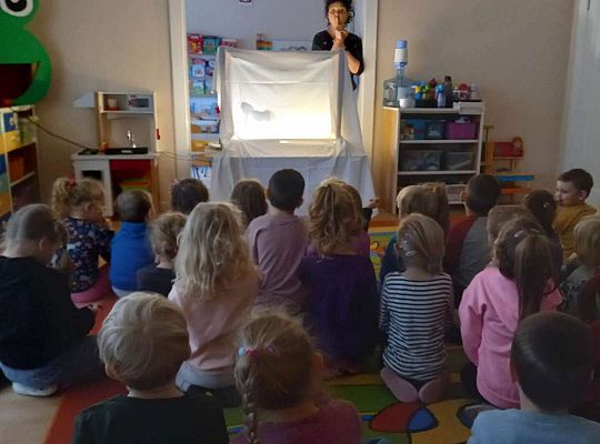 Dzieci oglądają teatrzyk