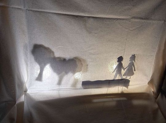 Dzieci wykonują postacie do teatru cieni