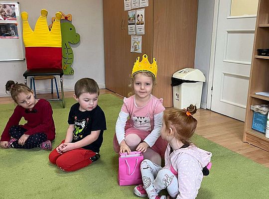 Jubilatka częstuje dzieci cukierkami