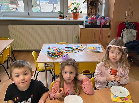 Dzieci jedzą urodzinowe owoce