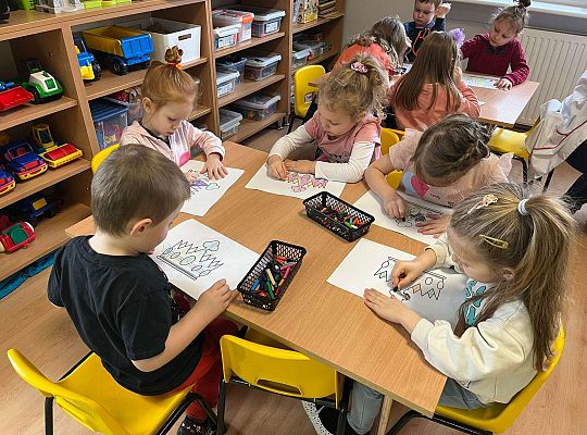 Dzieci kolorują koronę dla jubilatki