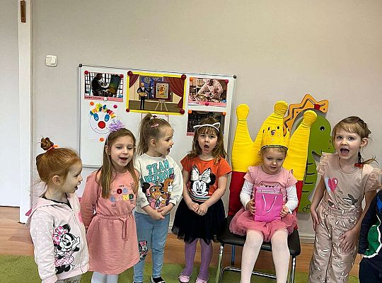 Dzieci kolorują koronę dla jubilatki