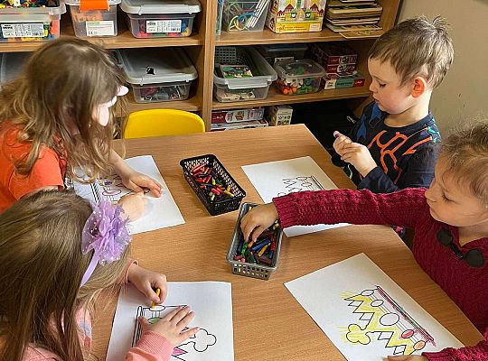 Dzieci kolorują koronę dla jubilatki