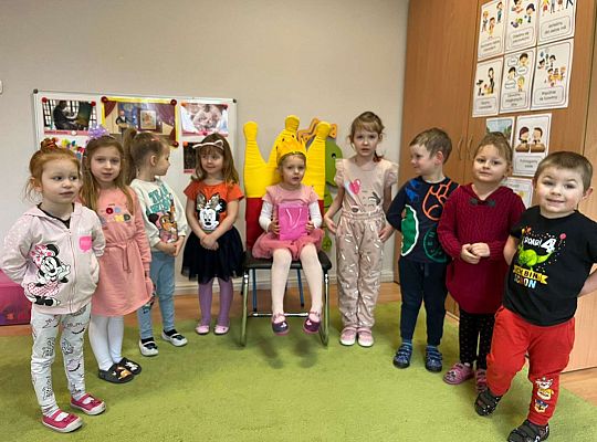 Dzieci ustawione z jubilatką do wspólnego zdjęcia