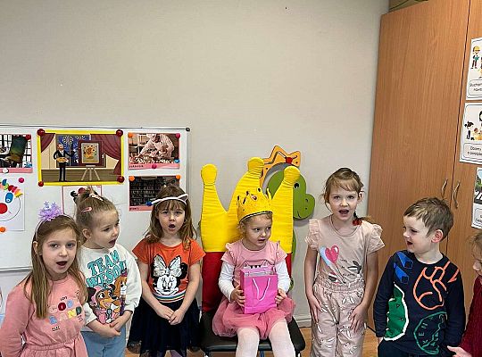 Dzieci kolorują koronę dla jubilatki