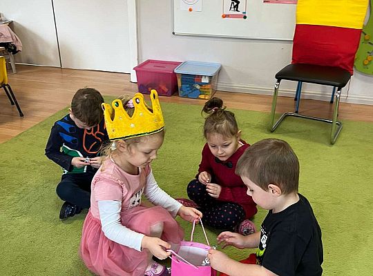 Jubilatka częstuje dzieci cukierkami