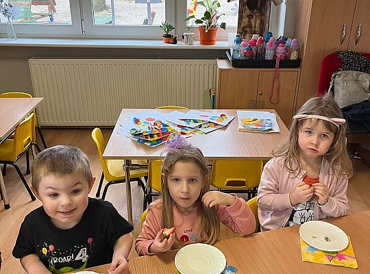 Dzieci jedzą urodzinowe owoce