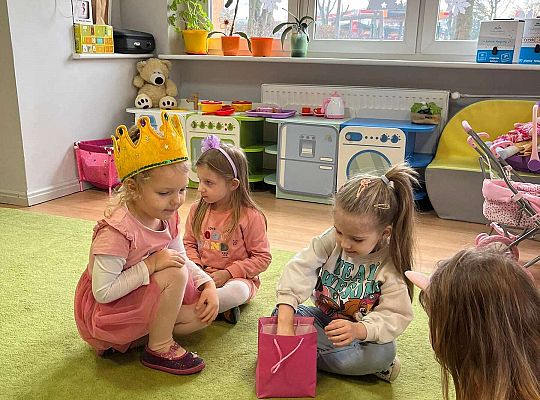 Jubilatka częstuje dzieci cukierkami