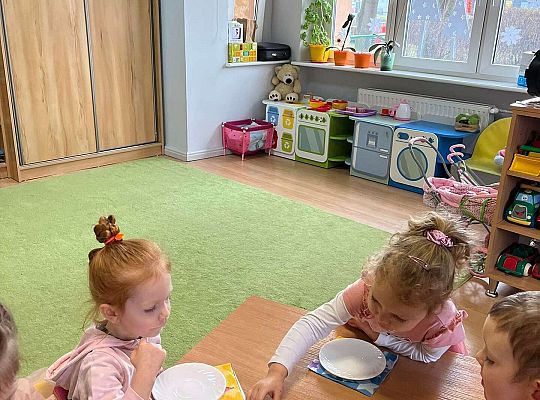 Dzieci jedzą urodzinowe owoce