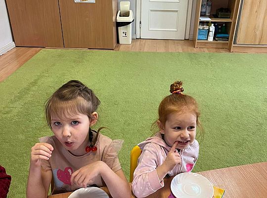 Dzieci jedzą urodzinowe owoce