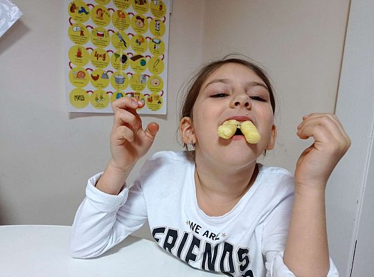 Dziewczynka ćwiczy z chrupkami