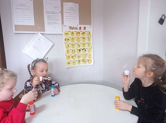 Dzieci puszczają bańki