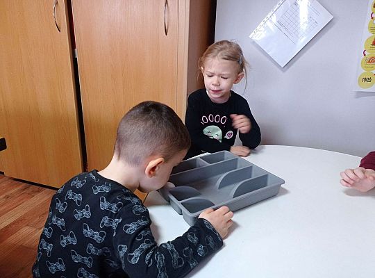 Dzieci dmuchają na piłeczkę