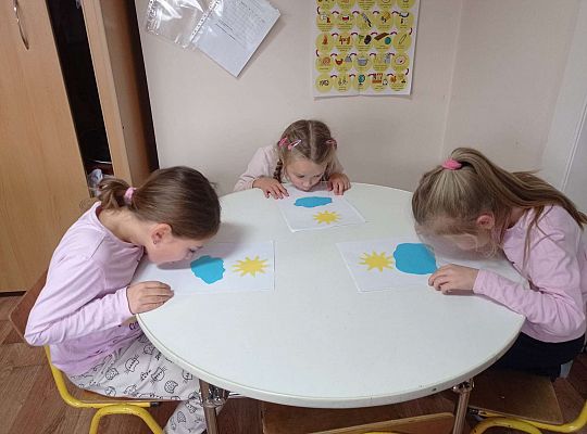 Dzieci dmuchają na chmurkę