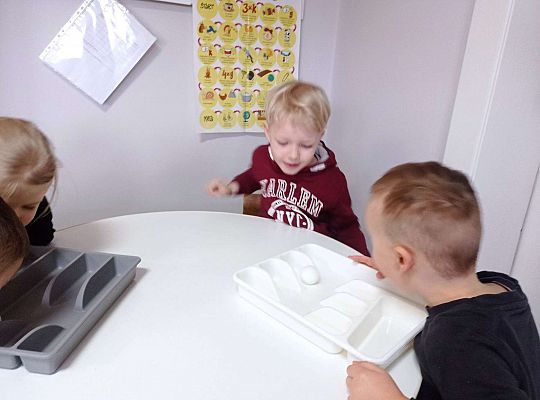 Dzieci dmuchają na piłeczkę