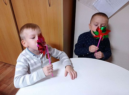 Dzieci dmuchają na wiatraczki