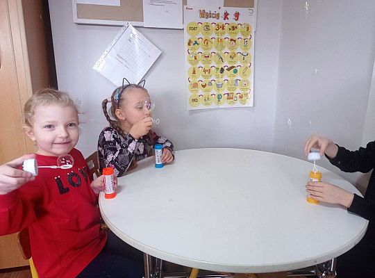 Dzieci puszczają bańki