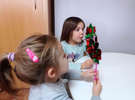 Dzieci dmuchają na wiatraczki