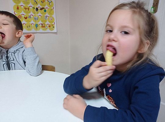 Dzieci ćwiczą z chrupkami