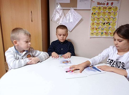 Dzieci opowiedają historyjkę obrazkową