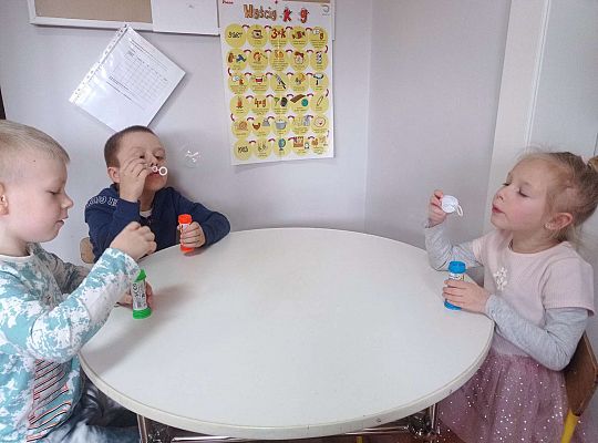 Dzieci puszczają bańki